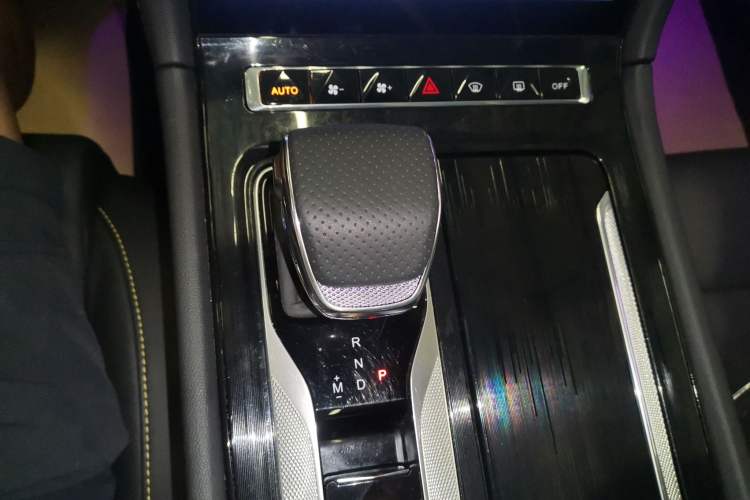 Used Hongqi H6 2023 2.0T ZhiZhen Edition Gear Lever