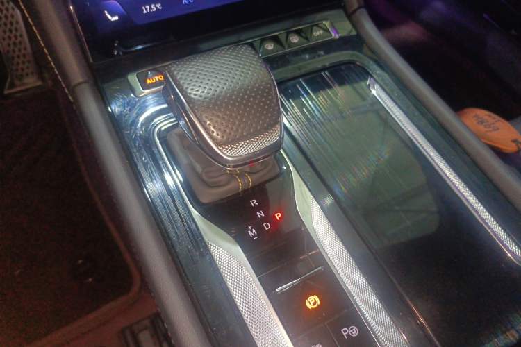 Used Hongqi H6 2023 2.0T ZhiZhen Edition Gear Lever