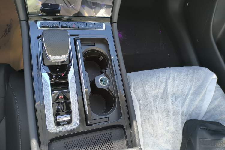 Used Hongqi H6 2023 2.0T ZhiMei Edition Gear Lever