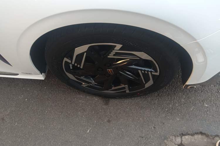 Used Hongqi H6 2023 2.0T Zhiyi Version Right Front Wheel Hub