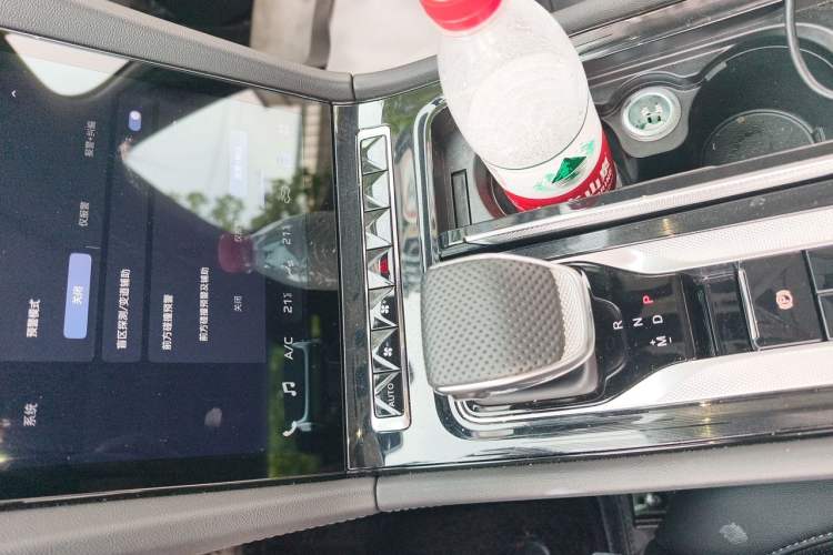 Used Hongqi H6 2024 2.0T ZhiMei Edition Gear Lever