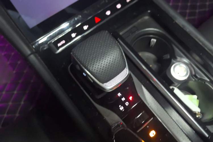 Used Hongqi H6 2024 2.0T ZhiMei Edition Gear Lever