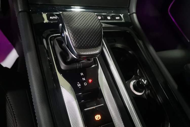 Used Hongqi H6 2024 2.0T ZhiMei Edition Gear Lever