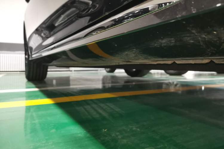Used Hongqi H6 2024 2.0T ZhiMei Edition Right Side Sill