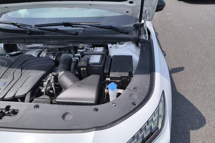 Used Hongqi H6 2024 2.0T ZhiShang Version Engine Bay Left