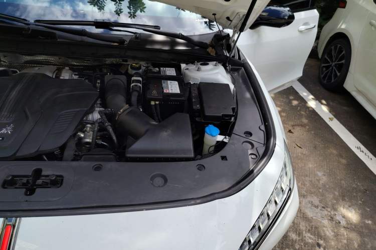 Used Hongqi H6 2024 2.0T ZhiShang Version Engine Bay Left