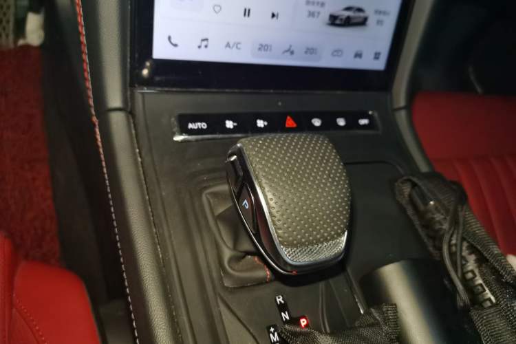 Used Hongqi H6 2024 2.0T ZhiMei Edition Gear Lever