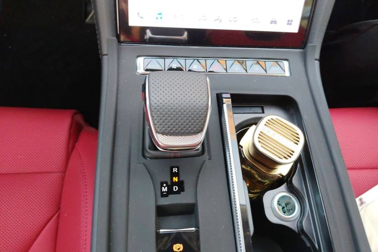 Used Hongqi H6 2024 2.0T ZhiMei Edition Gear Lever