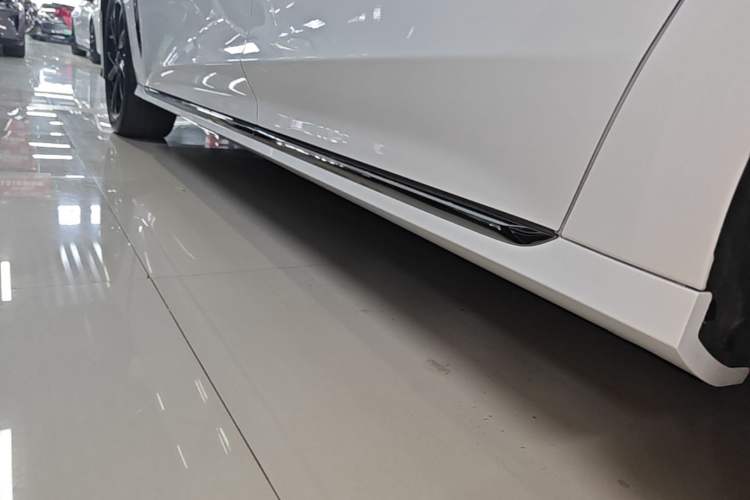 Used Hongqi H6 2024 2.0T ZhiMei Edition Left Side Sill