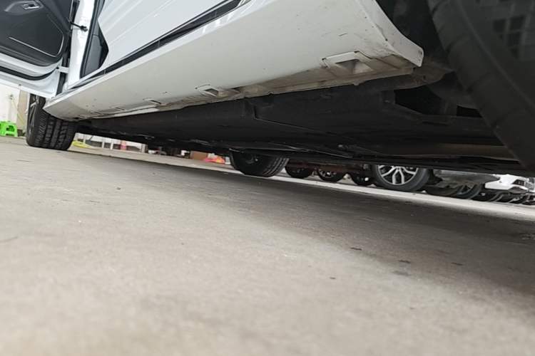 Used Hongqi H6 2024 2.0T ZhiMei Edition Left Side Sill