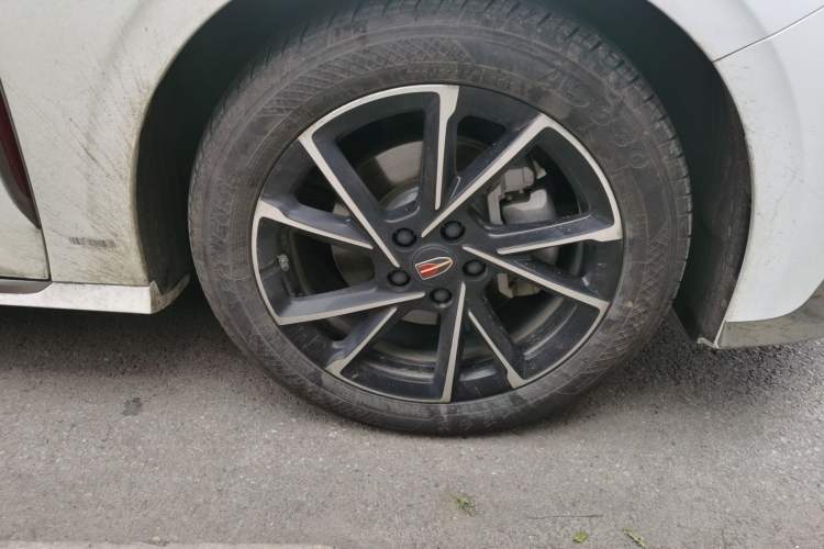 Used Hongqi H6 2024 2.0T ZhiMei Edition Right Front Wheel Hub