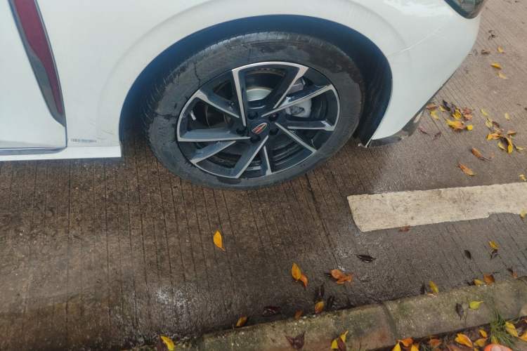Used Hongqi H6 2024 2.0T Zhiyi Version Right Front Wheel Hub