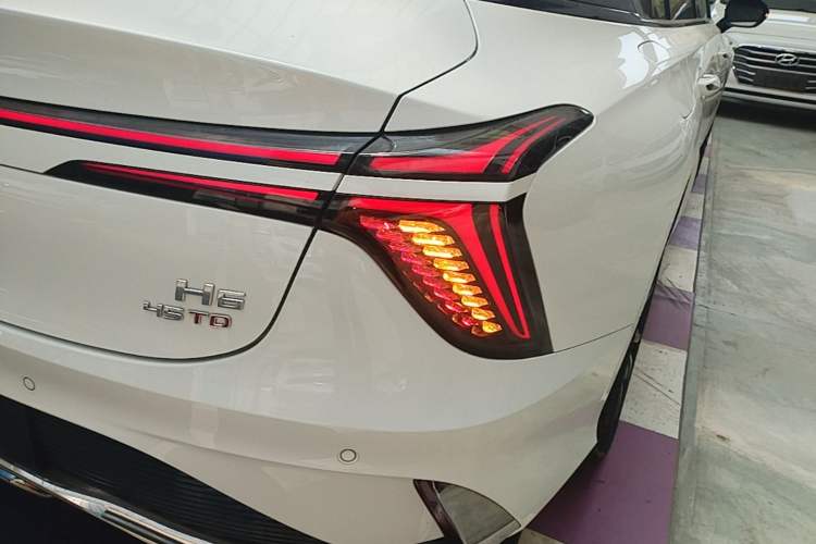 Used Hongqi H6 2024 2.0T ZhiShang Version Right Rear Taillight