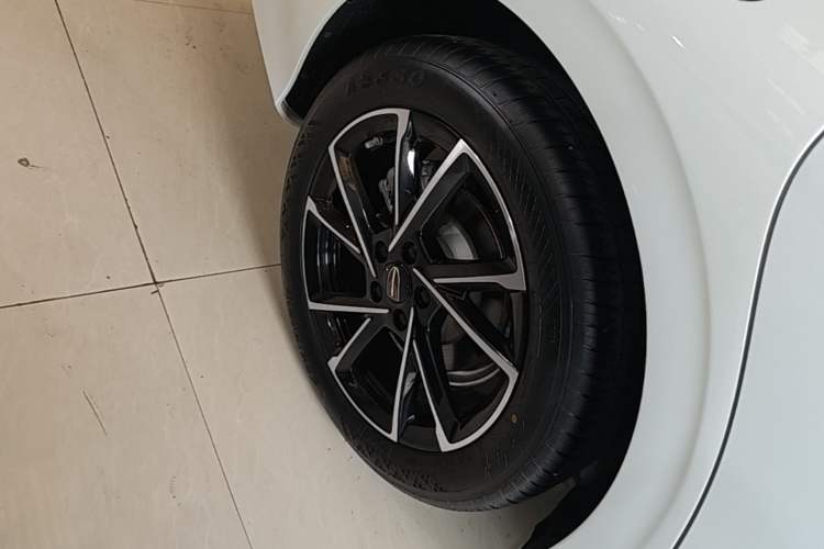 Used Hongqi H6 2024 2.0T ZhiMei Edition Right Rear Wheel Hub