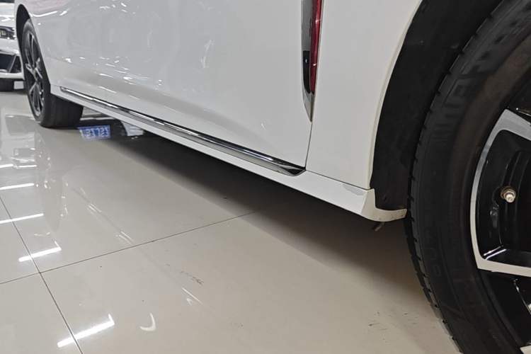 Used Hongqi H6 2024 2.0T ZhiMei Edition Right Side Sill