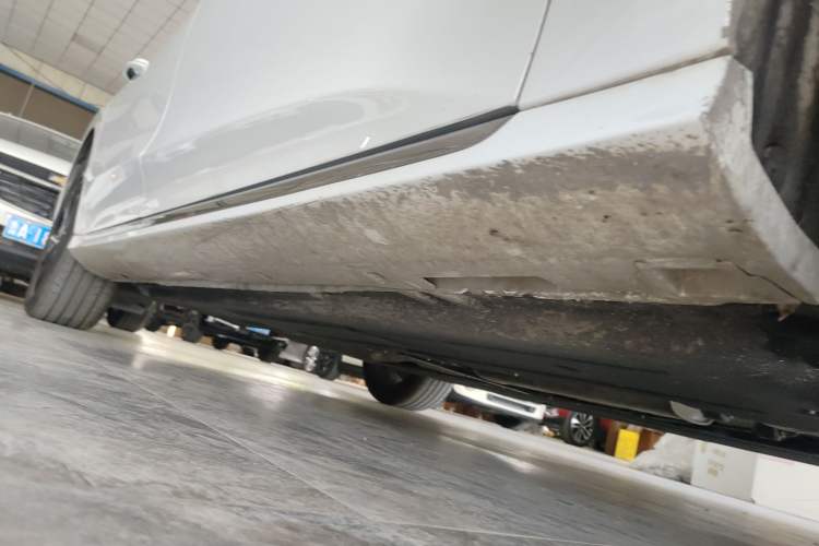 Used Hongqi H6 2024 2.0T ZhiMei Edition Right Side Sill