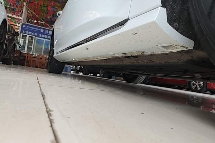 Used Hongqi H6 2024 2.0T ZhiMei Edition Right Side Sill