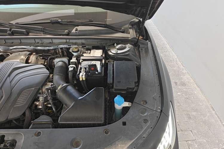 Used Hongqi H6 2025 2.0T ZhiShang Version Engine Bay Left