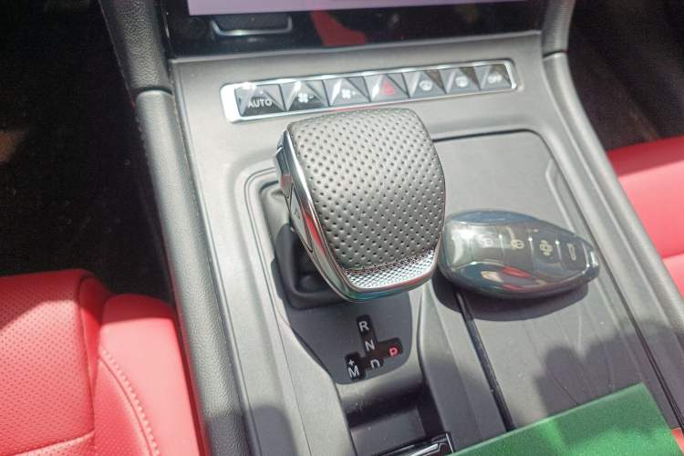 Used Hongqi H6 2025 2.0T ZhiMei Edition Gear Lever