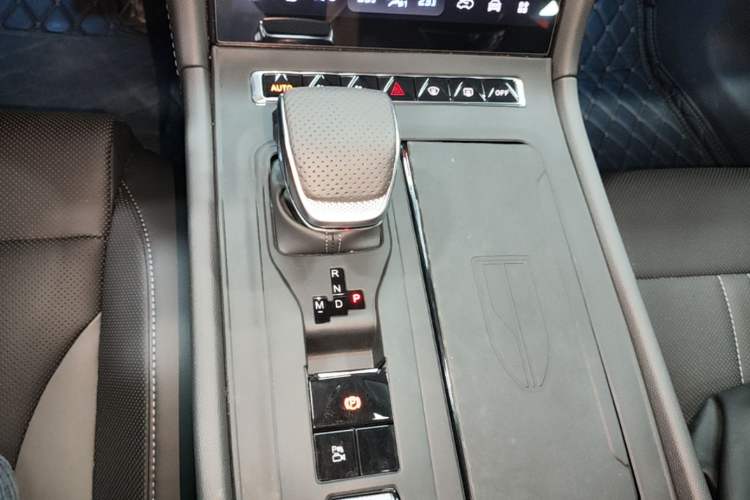 Used Hongqi H6 2025 2.0T Zhiyuan Edition Gear Lever