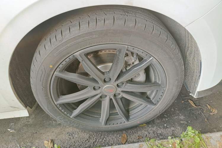 Used Hongqi H6 2025 2.0T ZhiShang Version Right Front Wheel Hub