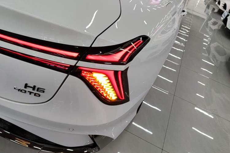 Used Hongqi H6 2025 2.0T ZhiMei Edition Right Rear Taillight