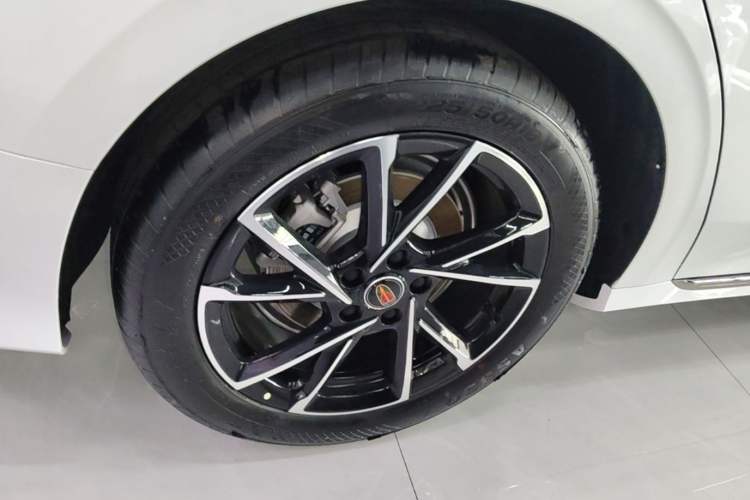 Used Hongqi H6 2025 2.0T ZhiMei Edition Right Rear Wheel Hub