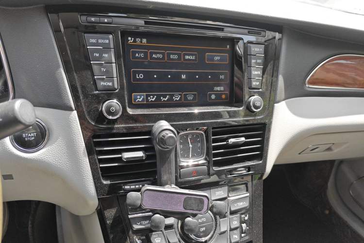 Used Hongqi H7 2013 2.0T Luxury Model Audio And AC Panel