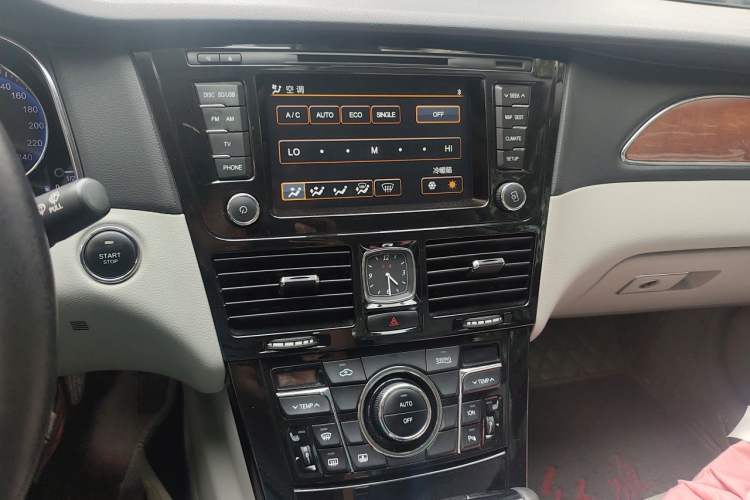Used Hongqi H7 2013 2.0T Luxury Model Audio And AC Panel