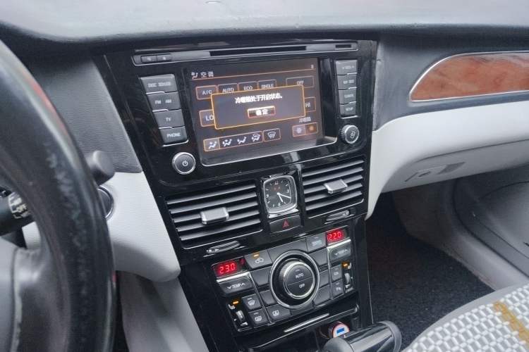 Used Hongqi H7 2013 2.0T Luxury Model Audio And AC Panel