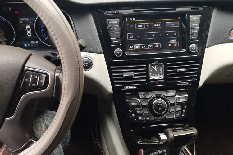 Used Hongqi H7 2013 2.0T Luxury Model Audio And AC Panel