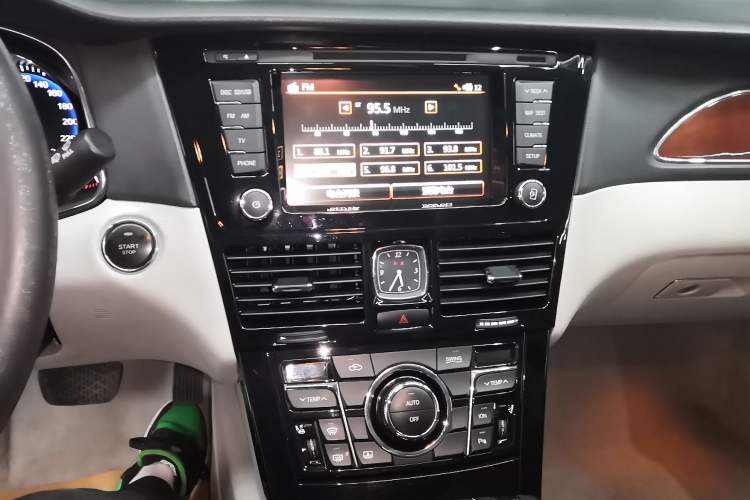 Used Hongqi H7 2013 2.0T Luxury Model Audio And AC Panel