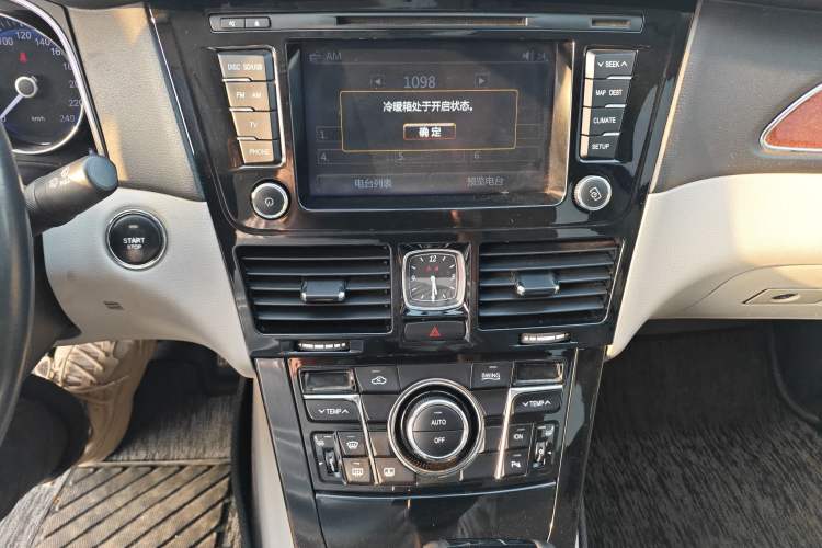 Used Hongqi H7 2013 2.0T Luxury Model Audio And AC Panel