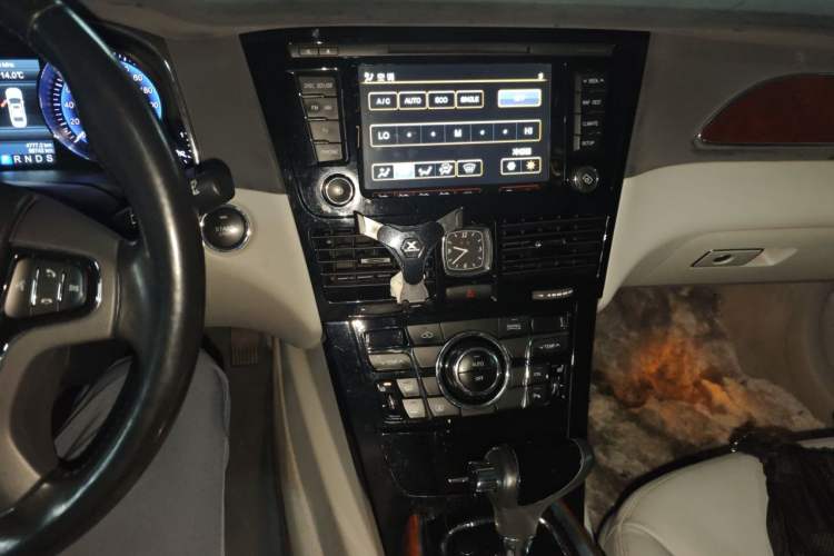 Used Hongqi H7 2013 2.0T Luxury Model Audio And AC Panel