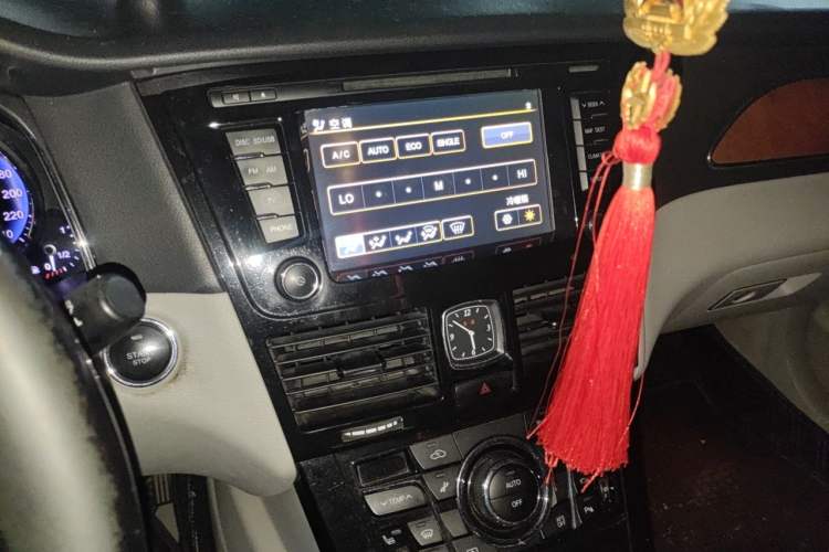 Used Hongqi H7 2013 3.0L Prestige Model Audio And AC Panel