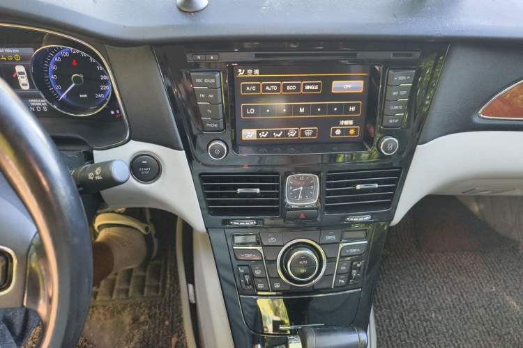 Used Hongqi H7 2013 2.0T Luxury Model Audio And AC Panel
