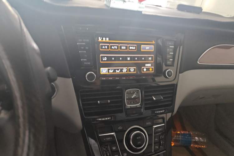Used Hongqi H7 2013 2.0T Luxury Model Audio And AC Panel