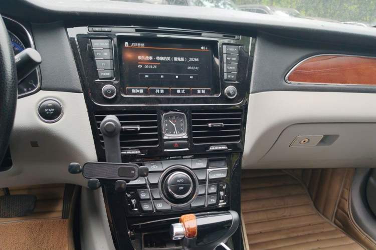 Used Hongqi H7 2013 2.0T Luxury Model Audio And AC Panel