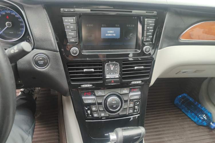 Used Hongqi H7 2013 2.0T Luxury Model Audio And AC Panel