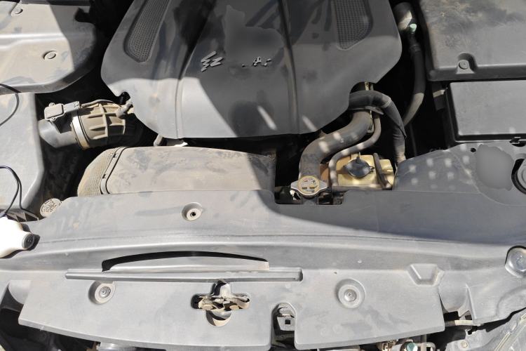 Used Hongqi H7 2013 2.0T Luxury Model Engine Bay
