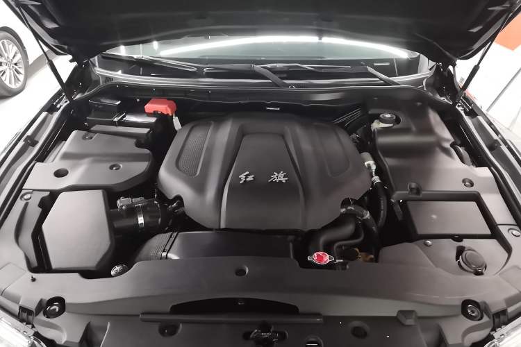 Used Hongqi H7 2013 2.0T Luxury Model Engine Bay