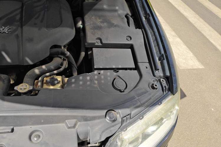 Used Hongqi H7 2013 2.0T Luxury Model Engine Bay Left