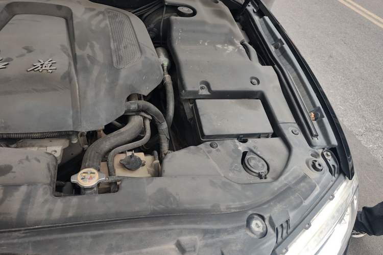 Used Hongqi H7 2013 2.0T Luxury Model Engine Bay Left
