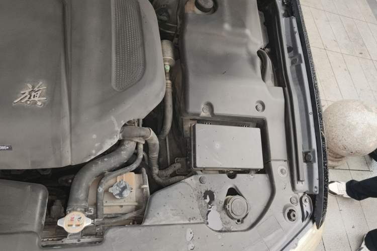 Used Hongqi H7 2013 2.0T Luxury Model Engine Bay Left