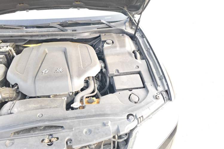Used Hongqi H7 2013 2.0T Luxury Model Engine Bay Left