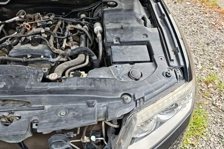 Used Hongqi H7 2013 2.0T Luxury Model Engine Bay Left