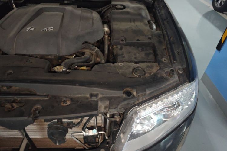 Used Hongqi H7 2013 2.0T Luxury Model Engine Bay Left