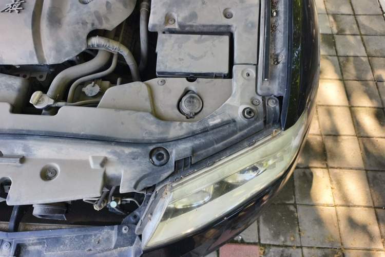Used Hongqi H7 2013 2.0T Luxury Model Engine Bay Left
