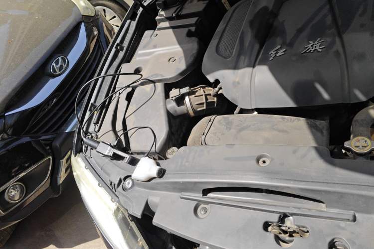 Used Hongqi H7 2013 2.0T Luxury Model Engine Bay Right