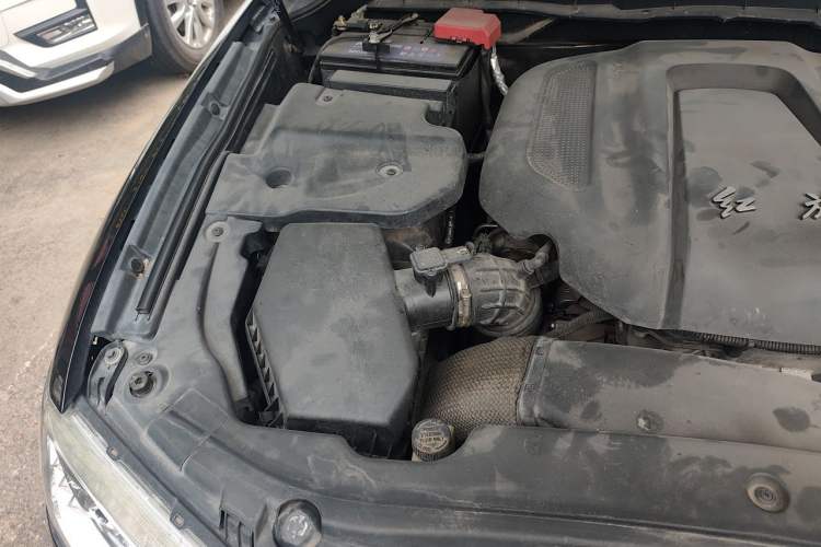 Used Hongqi H7 2013 2.0T Luxury Model Engine Bay Right